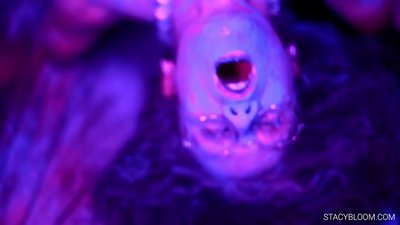 Tarbija masturbates fuq kamera u ġġib ruħha għall-orga.