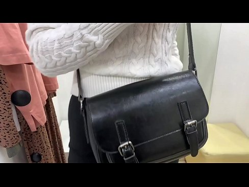 ❤️ Masturbazzjoni pubblika tal-kelba żagħżugħa FeralBerry b'dildo fil-kamra tal-armar ️ Vidjow porn fil-porn mt.basseyn-vsem.ru